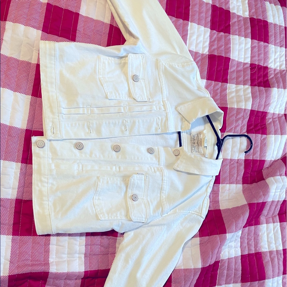 Levi’s white jean jacket no rips no stains
